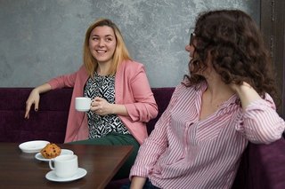 vrouwen gesprek cafe