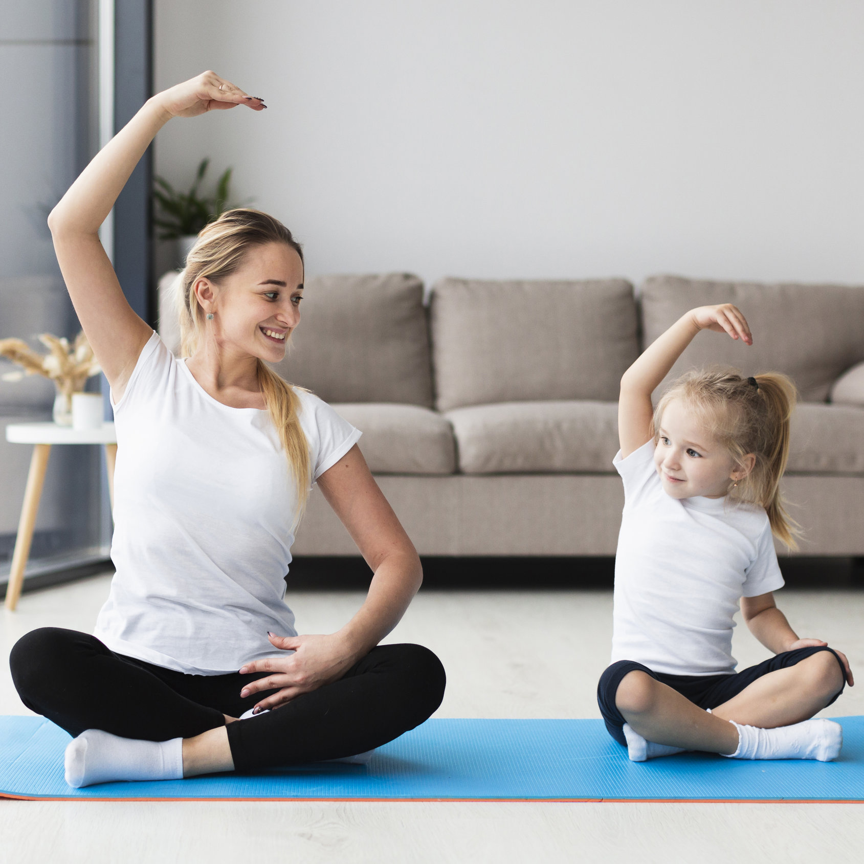 moeder dochter thuis yoga