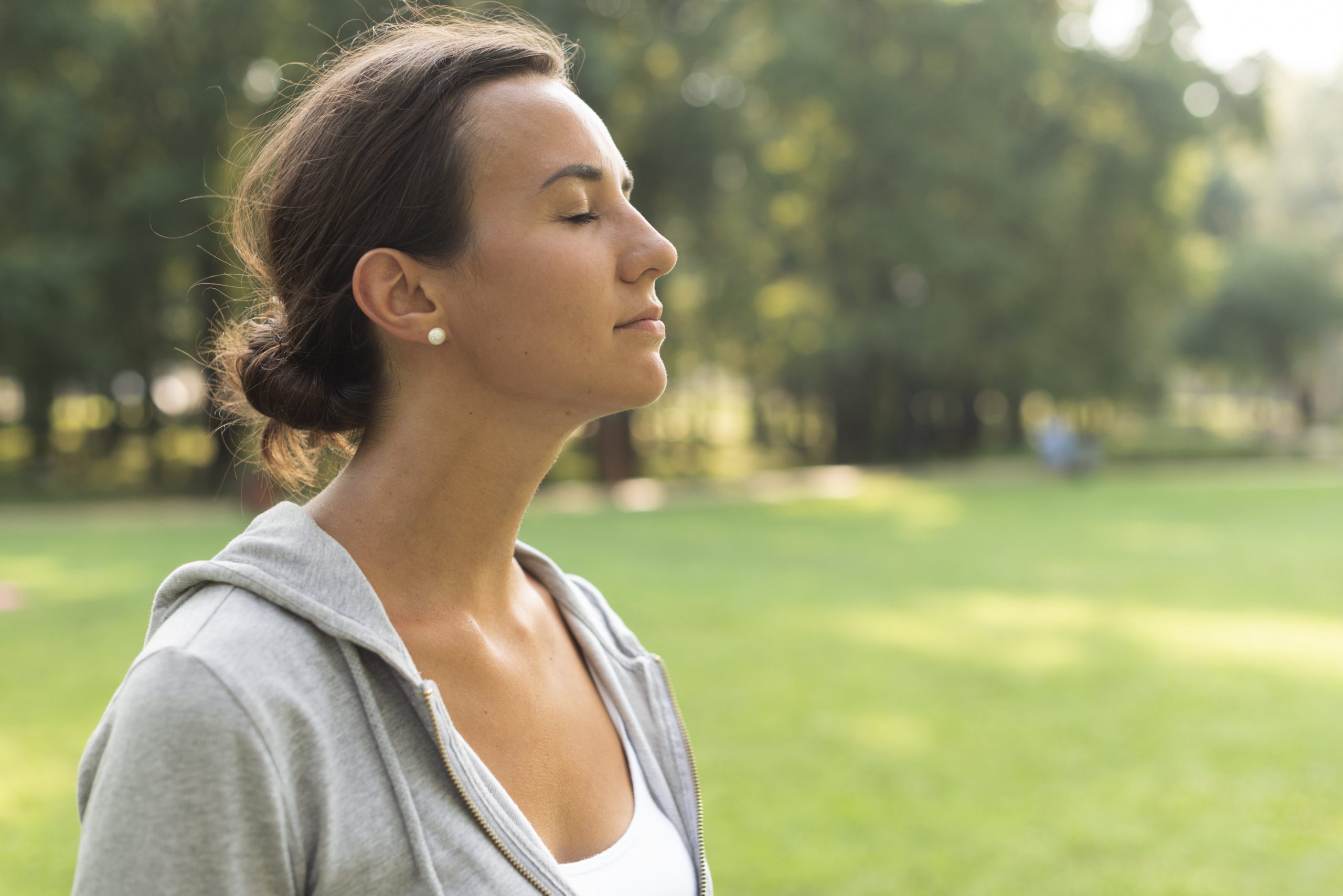 vrouw yoga nidra relaxed