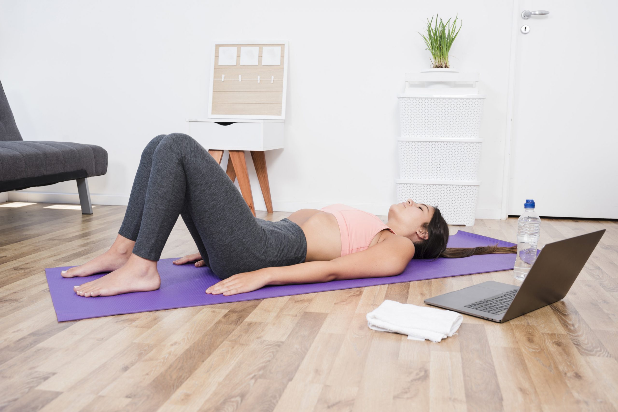 vrouw yoga nidra thuis