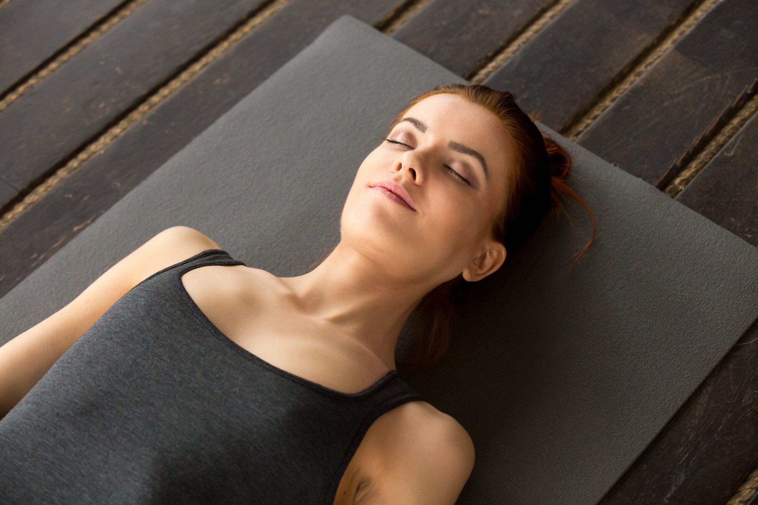 vrouw yoga nidra dikke mat