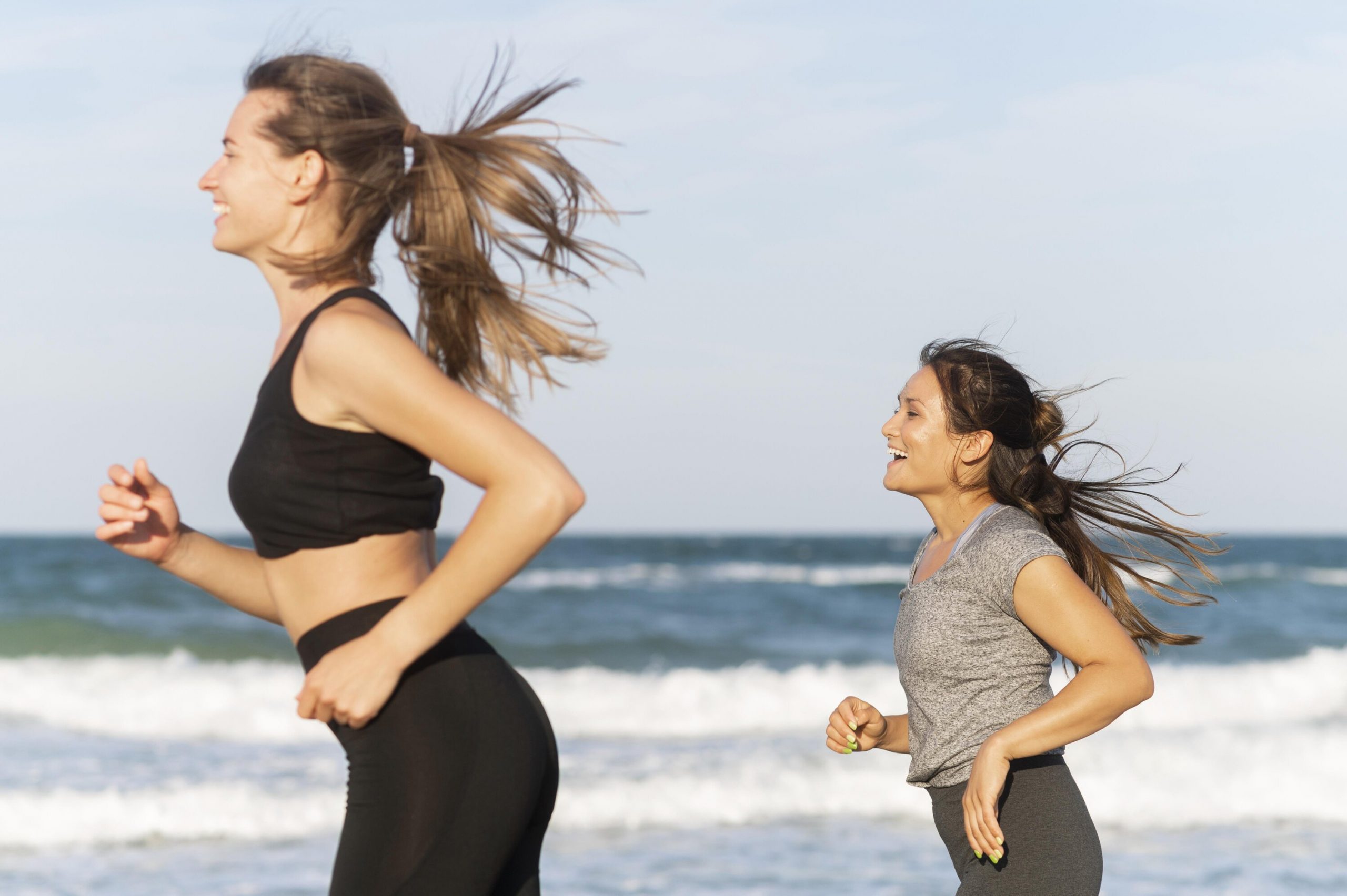 twee vrouwen joggen strand