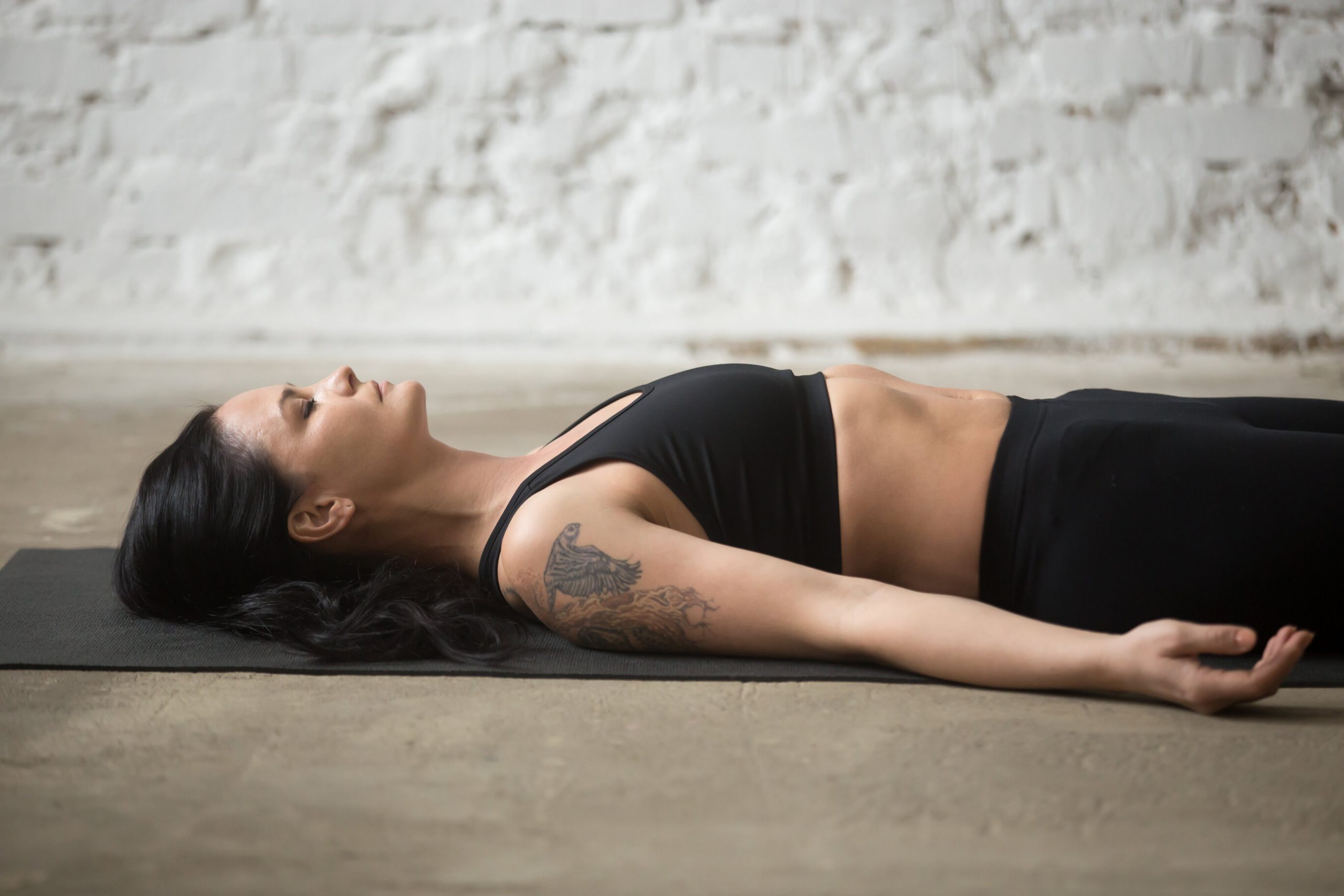 vrouw yoga nidra rust ontspannen